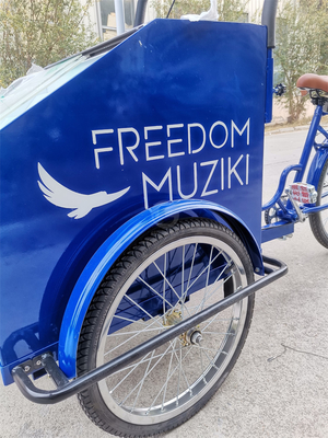 Venta de bocadillos callejeros con equipos de cocina personalizados en un carrito eléctrico de 3 ruedas