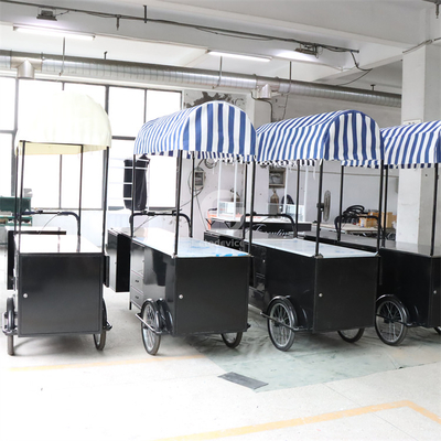 Restaurante de diseño hermoso Display decorativo 110 * 70cm Triciclo de carro de comida con paraguas
