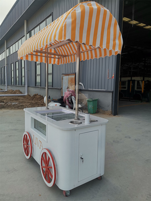 Una hermosa gelatina de helado personalizada con pop cart de mano con una camioneta móvil con paraguas