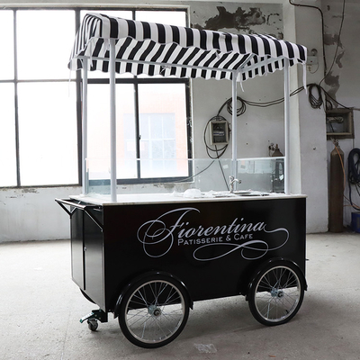 Creatividad culinaria en un carrito de comida en bicicleta
