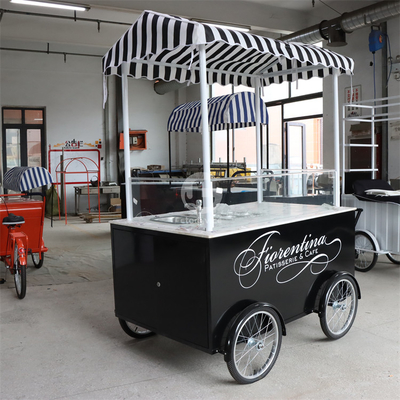 Creatividad culinaria en un carrito de comida en bicicleta