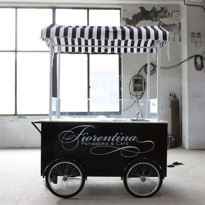 Creatividad culinaria en un carrito de comida en bicicleta