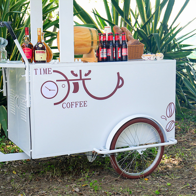 Un tranvía ecológico y elegante se encuentra con un carrito de helados y café